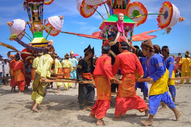 Perayaan Festival Budaya Tabuik, Kota Pariama, Sumatera Barat. By: Flickr
