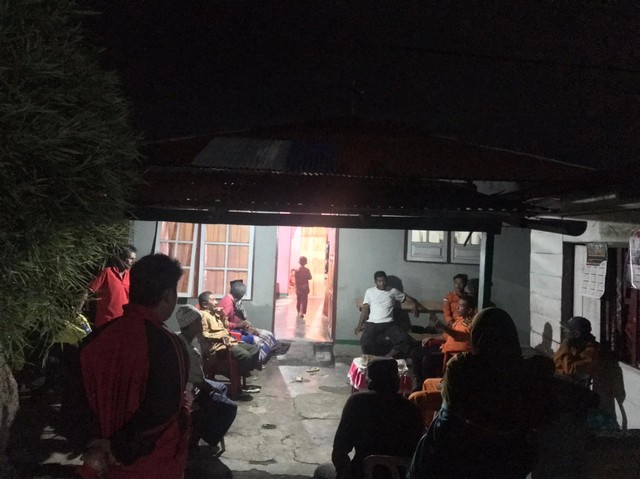 Tim SAR saat berkoordinasi dengan pihak keluarga korban dan masyarakat untuk proses pencarian. Foto: Istimewa