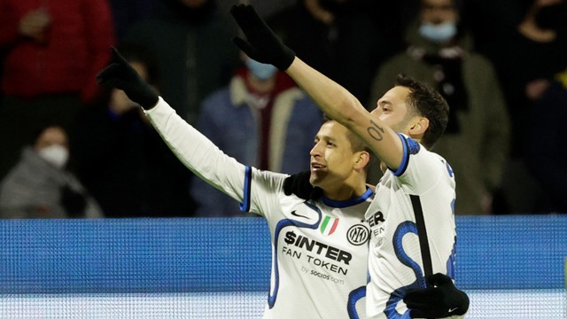 Pemain Inter Milan Alexis Sanchez merayakan gol ketiga mereka dengan Hakan Calhanoglu saat hadapi Salernitana di Stadio Arechi, Salerno, Italia, Jumat (17/12). Foto: Ciro De Luca/REUTERS