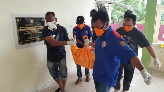 Jenazah korban kelima yang ditemukan dibawa ke RSUD Sulubulussalam. Foto: Yudiansyah/acehkini