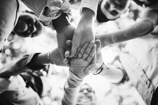 Sumber : https://www.freepik.com/photos/hand 