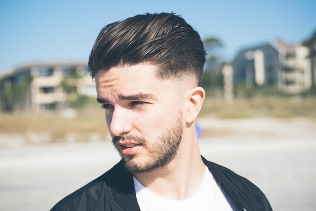 https://unsplash.com/@nathanfertig - Potongan rambut pendek pria 2022