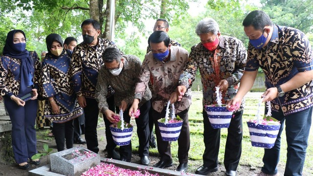 Ketua Mahkamah Agung RI Prof HM  Syarifuddin bersama Ikatan Keluarga Alumni Universitas Islam Indonesia (IKA UII) berziarah ke makam Artidjo Alkostar di komplek Kampus Terpadu UII, Kabupaten Sleman, Daerah Istimewa Yogyakarta, Sabtu (18/12).  Foto: UII