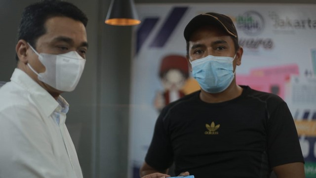 Wakil Gubernur Provinsi DKI Jakarta, Ahmad Riza Patria mengunjungi sarana Pelayanan Publik Terpadu atau Gerai SAMSAT Terpadu di Pusat Grosir Cililitan (PGC), Jakarta Timur, Sabtu (18/12). Foto: Pemprov DKI Jakarta