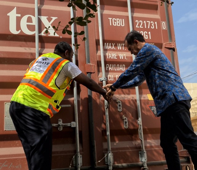 seremoni pembukaan kontainer yang memuat 32 unit sepeda motor listrik GESITS saat tiba di Senegal (17/12). Foto: dok. GESITS