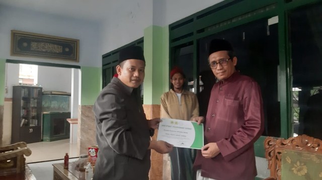 Penyerahan bantuan secara simbolis PPM El Furqan Purwokerto untuk para santri yang terdampak erupsi Semeru di Lumajang, Jawa Timur. (17/12/2021) Foto: Dok Restu Marliansyah