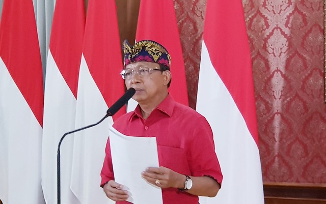 Gubernur Bali saat jumpa pers mengenai pengaturan perayaan Nataru di Bali, Jumat (18/12/2021) - RFH