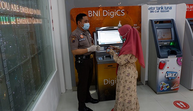 AKtivitas di salah satu outlet BNI di Kota Manado, Sulawesi Utara, yang menerapkan standar protokol kesehatan