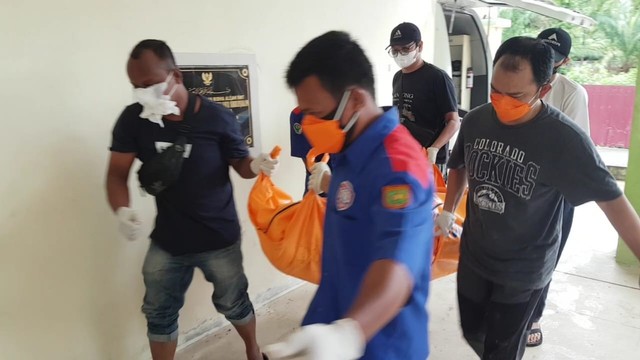 Jenazah korban kelima yang ditemukan dievakuasi ke RSUD Subulussalam. Foto: Yudiansyah/acehkini