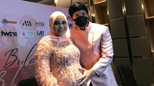 Konferensi pers 7 bulanan Aurel Hermansyah dan Atta Halilintar di InterContinental, Pondok Indah, Jakarta Selatan, Sabtu (18/12).
 Foto: Giovanni/kumparan