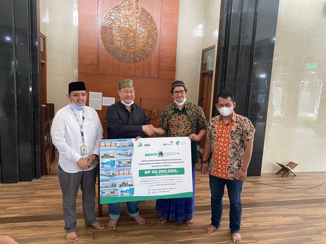 Serah terima bantuan kepada DKM Masjed dari DD Tekno upaya mendukung UMKM maupun ekonomi syariah untuk bangkit dimasa pandemi Covid-19 (Jumat, 17/12). Dok. DD