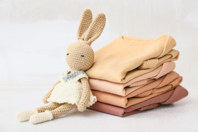 Ilustrasi baju bayi earth tone. Foto: Shutter Stock