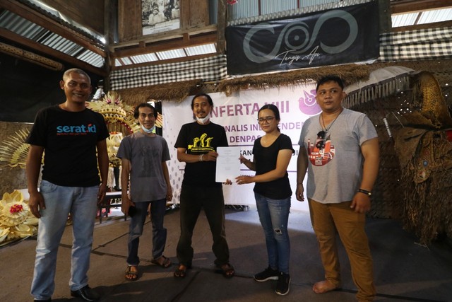 Penyerahan hasil keputusan Konferta dari Ketua AJI Denpasar 2018-2021 Nandang Astika kepada Ketua Periode 2021-2024 Eviera Paramita Sandi - IST