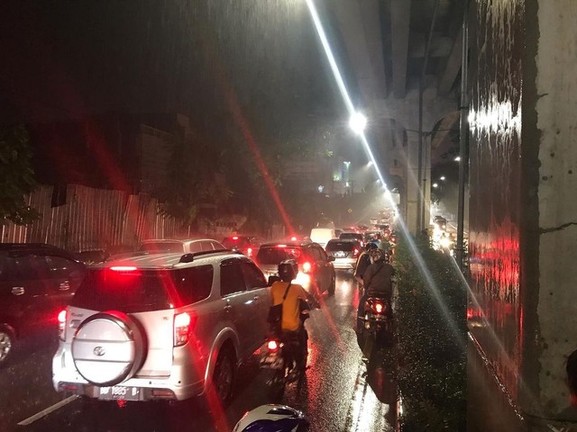 Macet karena genangan banjir di KM 9 Palembang tadi malam. (Foto: Instagram.com/promopalembang)