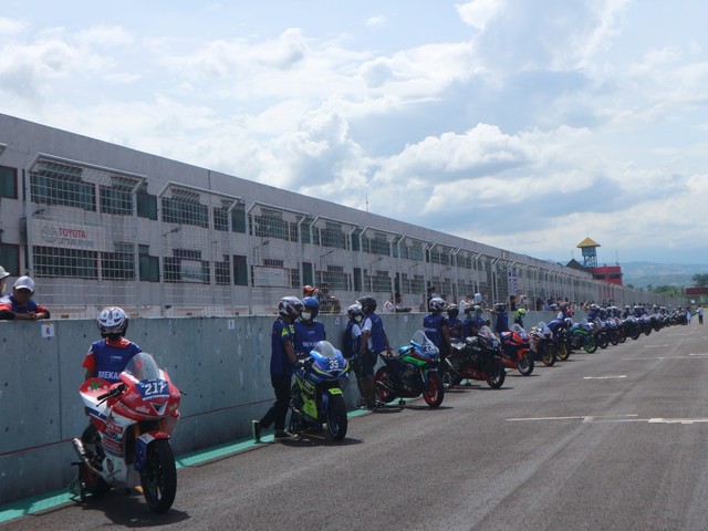 Yamaha Endurance Festival digelar di Sentul International Circuit, Bogor, 18-19 Desember 2021, geber Yamaha R15 dan R25 selama 2 jam. Foto: Ghulam Muhammad Nayazri / kumparanOTO