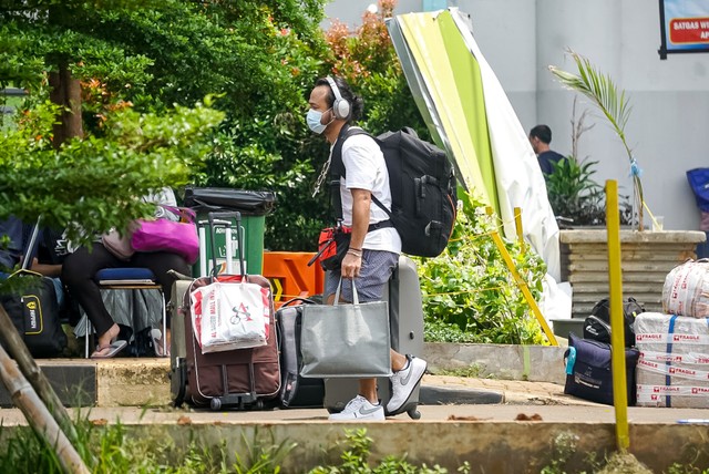 Warga usai menjalani karantina di Wisma Pasar Rumput, Manggarai, Jakarta Selatan, Minggu (19/12). Foto: Iqbal Firdaus/kumparan
