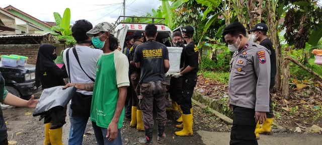 Jasad sejoli korban tabrakan di Nagreg yang ditemukan di Cilacap-Banyumas dipulangkan ke daerah asalnya. Foto: Polda Jateng