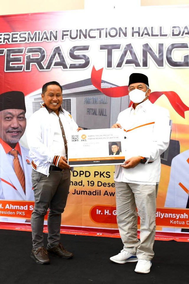 Komedian Narji terima KTA PKS di Kantor DPD PKS Tangsel, Minggu (19/12).  Foto: Humas PKS