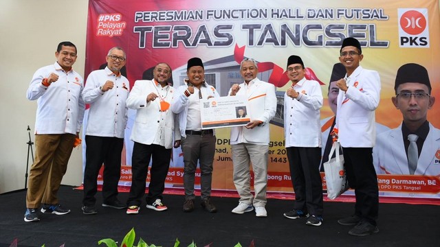 Komedian Narji terima KTA PKS di Kantor DPD PKS Tangsel, Minggu (19/12).  Foto: Humas PKS