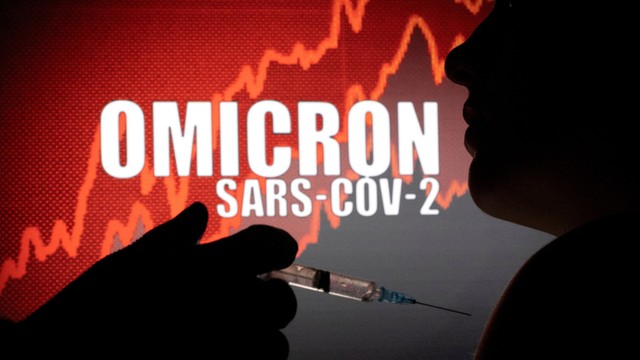 Ilustrasi virus corona Omicron. Foto: Dado Ruvic/REUTERS