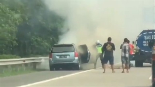 Aksi Polantas bantu Padamkan mobil yang terbakar di Tol Jagorawi. Foto: Dok. Istimewa