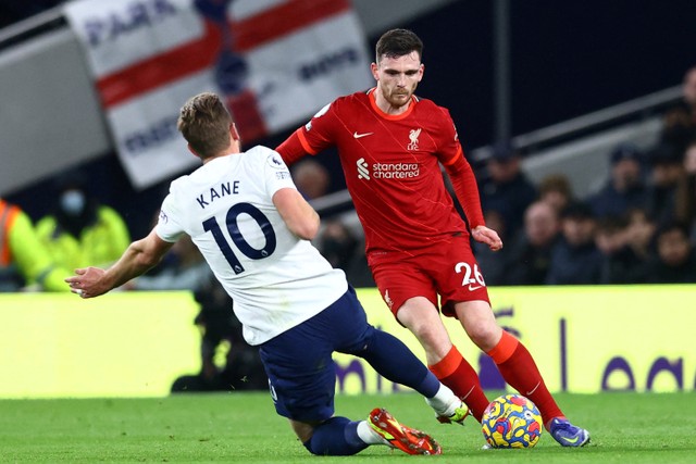 Pemain Tottenham Hotspur Harry Kane berebut bola dengan pemain Liverpool Andrew Robertson pada pertandingan lanjutan Liga Inggris di Stadion Tottenham Hotspur, London Inggris. Foto: David Klein/REUTERS