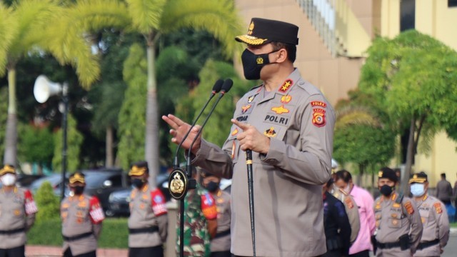 Kapolda Aceh Irjen Pol Ahmad Haydar memimpin apel di lapangan Mapolda Aceh, Kamis (2/12). Foto: Dok. Polda Aceh