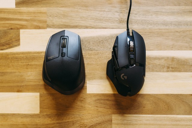Ilustrasi Mouse wireless. Foto: Antonio Manaligod/Unsplash.