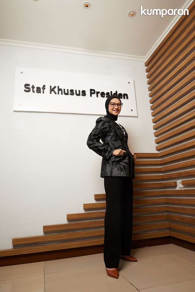 Angkie Yudistia untuk She Inspires Award My Mom My Inspiration 2021. Foto: Gavriela, Fashion Stylist: Anantama Putra, Busana: Sean Sheila
