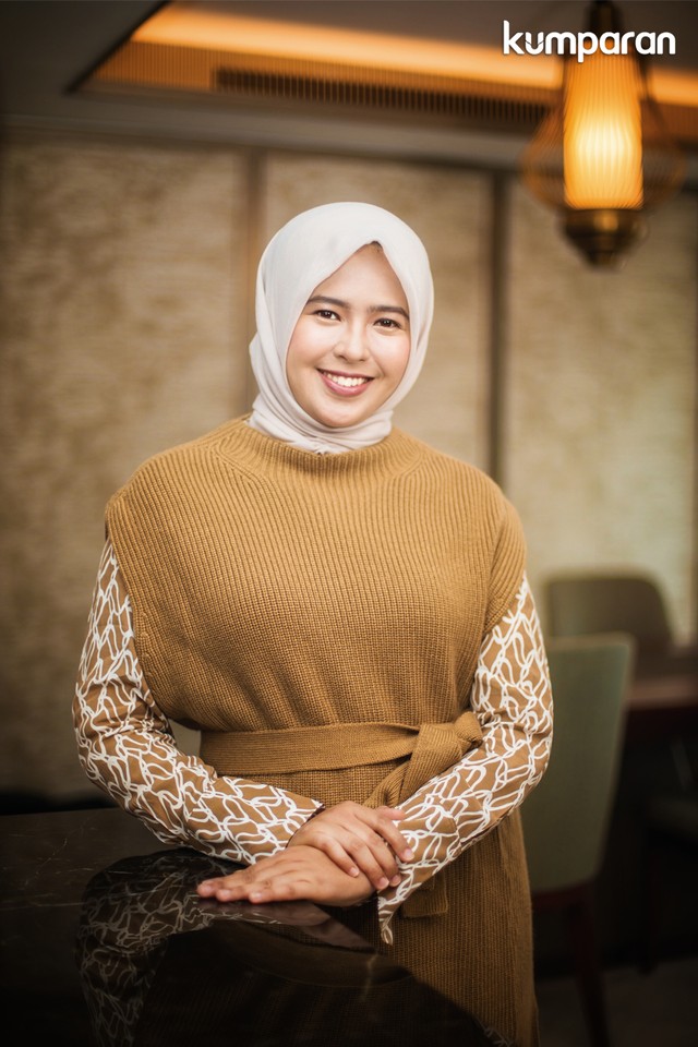 Febfi Setyawati untuk She Inspires Award My Mom, My Inspiration 2021. Foto: Alifsyahr Izzati. Pengarah Gaya: Anantama Putra. Makeup & Hairdo: Andre. Syal: Kami. Bangle aksen mutiara: Tulola. Knit vest, shirt dress dan celana: Marks & Spencer. Sepatu aksen tali: Mango.