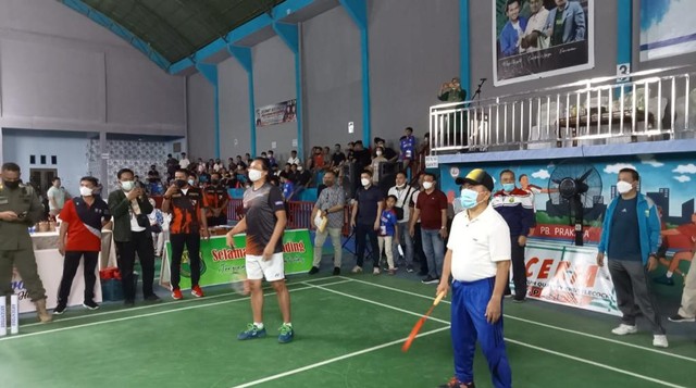 Gubernur Jambi, Al Haris saat bermain bulutangkit. Foto: Jambikita.id