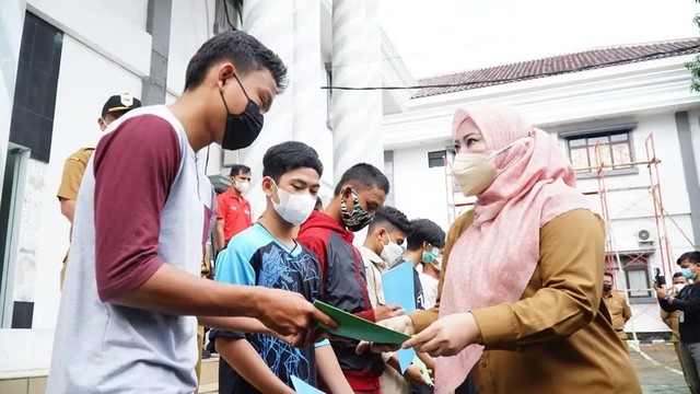 Bupati Pandeglang Irna Narulita memberi hadiah tambahan bagi pemenang Bupati Cup. Foto: Dok. Istimewa