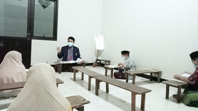 Kegiatan Belajar Mengajar Bimbel Rumpi di Balai Dusun Sawahan Desa Gedangkulut