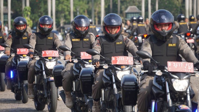Atraksi Satpol PP di upacara Satpol PP ke-63 dan Satlinmas ke 57 di Lapangan Silang Monas. Foto: Irfan Adi Saputra/kumparan