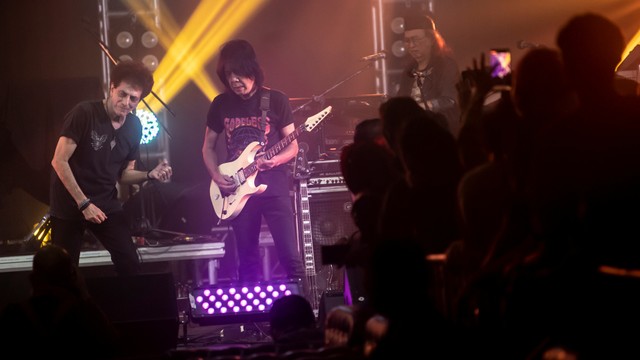 Vokalis grup musik God Bless Ahmad Albar (kiri) dan gitaris Ian Antono (kanan) beraksi saat tampil pada acara "RE:Creating" di Bengkel Space SCBD, Jakarta, Senin (20/12/2021). Foto: Muhammad Adimaja/Antara Foto