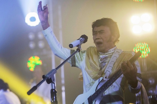 Ilustrasi Rhoma Irama menyanyikan lirik lagu Syahdu. Foto: Muhammad Adimaja/Antara Foto