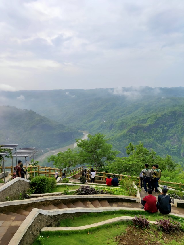 Puncak Kebun Buah Mangunan dan Syahdunya Kabut. Sumber: Dokumen Pribadi