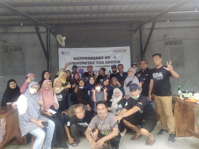Para anggota TDA Gresik saat merayakan Ultah ke-5. dok