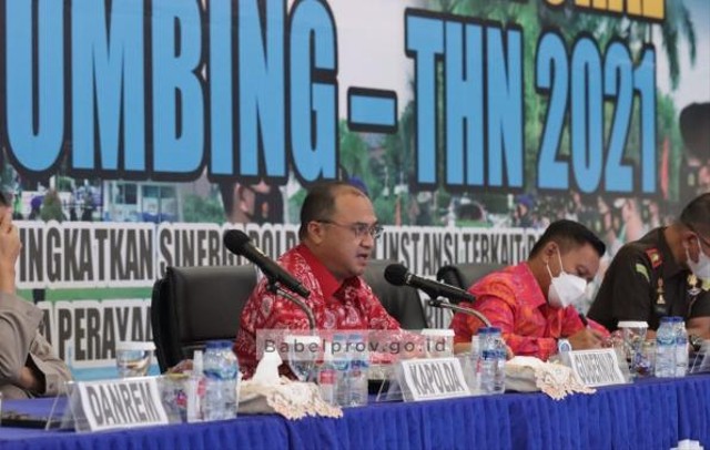 Gubernur Erzaldi saat memimpin rakor lintas sektoral dalam rangka Kesiapan pelaksanaan operasi lilin menumbing tahun 2021 bersama Forum Koordinasi Pimpinan Daerah (Forkopimda) Babel, di Gedung Tribrata, Kepolisian Daerah (Polda) Babel.