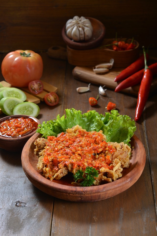 Ilustrasi Penyajian Ayam Geprek dengan Sambel Geprek. Foto: Pixabay