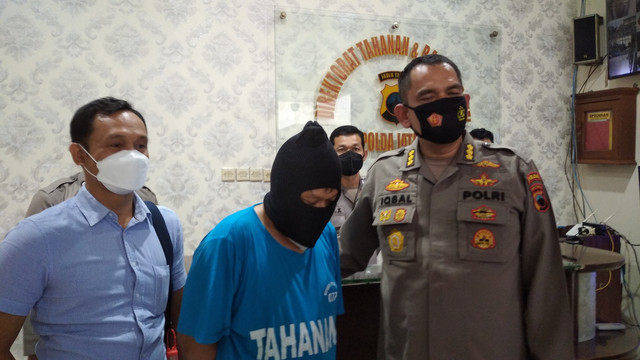 Tersangka kasus perdagangan orang alias mucikari artis TE dan WNA asal Brasil FBD, berinisial JB (43) saat ditemui wartawan. Foto: Intan Alliva Khansa/kumparan