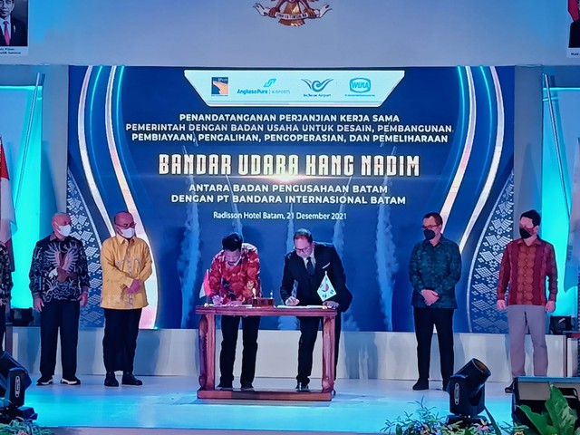 Penandatanganan Perjanjian Kerja Sama (PKS) oleh Kepala BP Batam, Muhammad Rudi, dan Dirut PT Bandara International Batam, Pikri Ilham Kurniansyah, Selasa (21/12). Foto: Marina/kepripedia.com