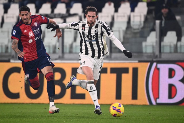 Pemain Juventus Adrien Rabiot berusaha melewati pemain Cagliari pada pertandingan lanjutan Liga Italia di Stadion Allianz, Turin, Italia. Foto: Marco BERTORELLO / AFP