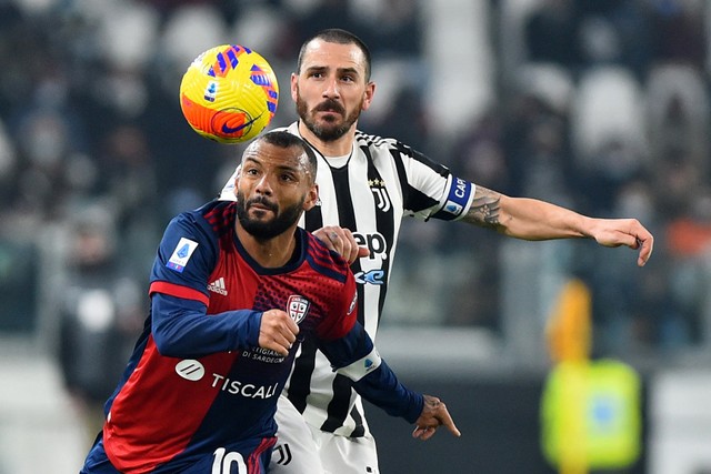 Pemain Juventus Leonardo Bonucci berebut bola dengan pemain Cagliari pada pertandingan lanjutan Liga Italia di Stadion Allianz, Turin, Italia. Foto: Massimo Pinca/REUTERS