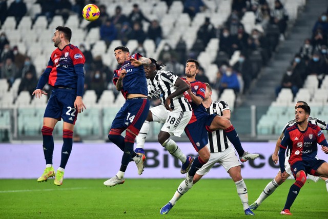 Pemain Juventus Moise Kean berebut bola dengan pemain Cagliari pada pertandingan lanjutan Liga Italia di Stadion Allianz, Turin, Italia. Foto: Massimo Pinca/REUTERS