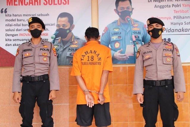 Pelaku saat mengenakan baju tahanan Polres Pringsewu | Foto: Humas Polres Pringsewu
