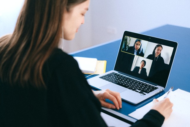 Ilustrasi menggunakan Google Meet untuk rapat daring. Foto: Pexels.com