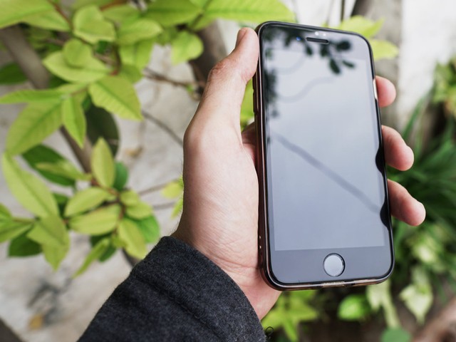 Ilustrasi Cara Membuat Lamaran Kerja PDF Lewat HP. Foto: Pexels