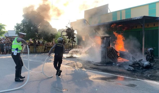 Kebakaran menghanguskan kios bensin 'pertamini' di Karimun. (Foto: Edo/Batamnews)