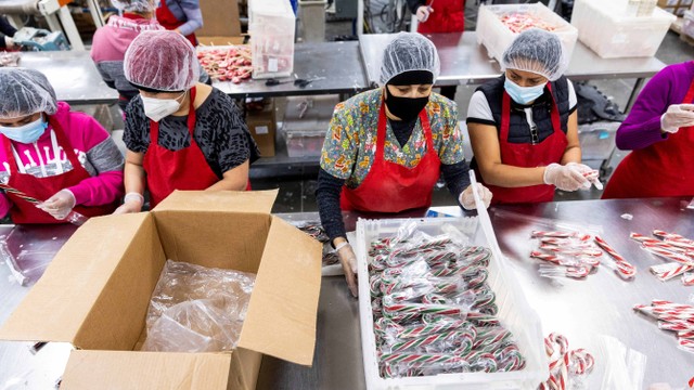 Kesibukan pekerja di Hammond's Candies, pemasok permen terbesar di Denver, Colorado, Amerika Serikat. Foto: Alyson McClaran/Reuters